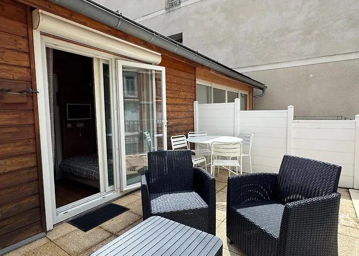 Place De La Mairie. Joli T2 4P - Terrasse Et Vue.