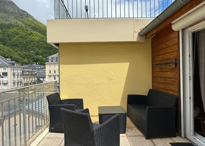 Place de la Mairie. Joli T2 4P - Terrasse et vue.