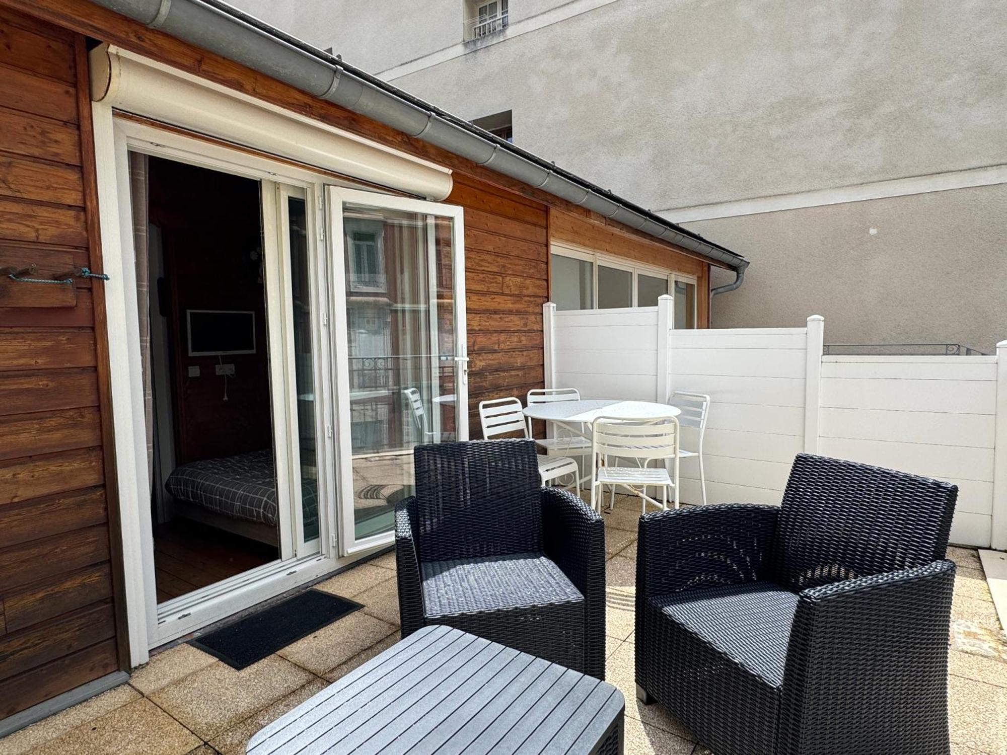 Appartement Place De La Mairie. Joli T2 4p - Terrasse Et Vue.