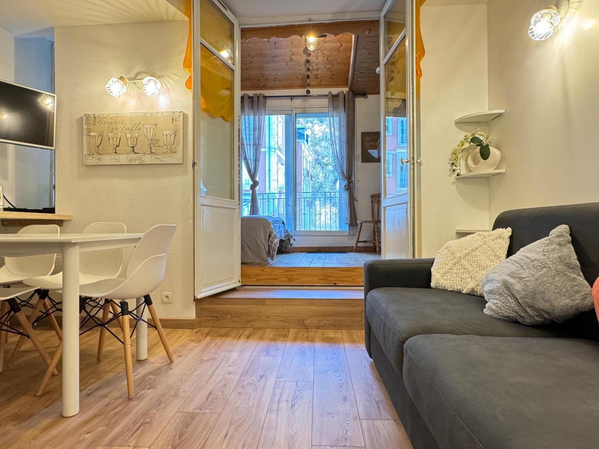Place De La Mairie. Joli T2 4p - Terrasse Et Vue. Appartement *