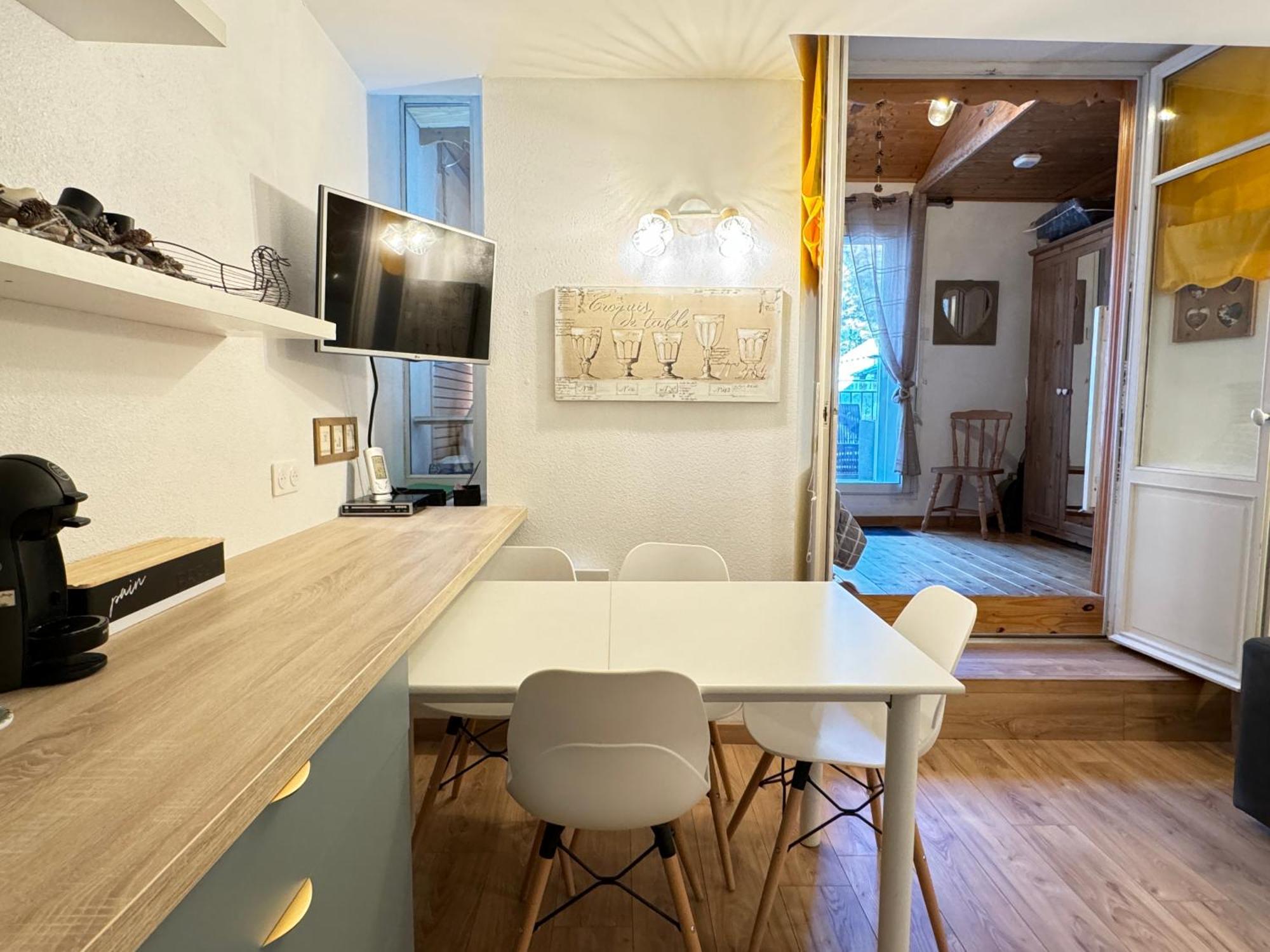 Appartement Place De La Mairie. Joli T2 4p - Terrasse Et Vue. *
